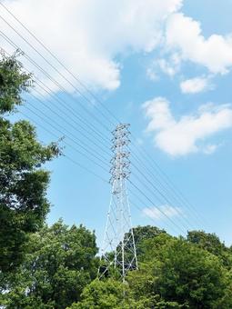 木々の間に建つ鉄塔と爽やかな青空 木々の間に建つ鉄塔と爽やかな青空 鉄塔,送電線,電線の写真素材