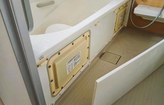 お風呂の浴槽エプロンを外した光景 浴槽,エプロン,外すの写真素材