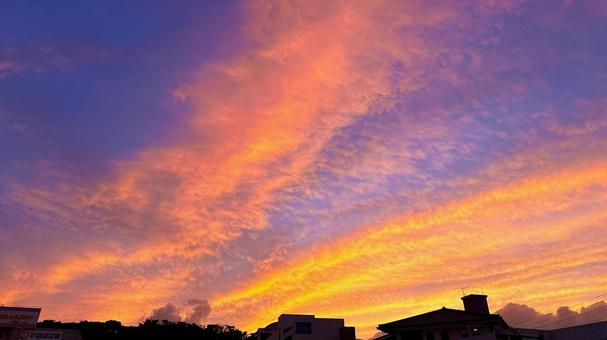 日常の中で見られる青とオレンジの夕焼け空 日常の中で見られる青とオレンジの夕焼け空 住宅街,日常風景,生活感の写真素材