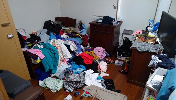 洗濯ものが散乱している女性の狭い部屋の写真