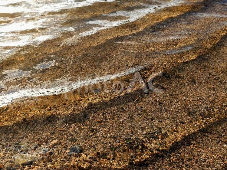 左から右に流れるくっきりした波 水,波紋,波の写真素材