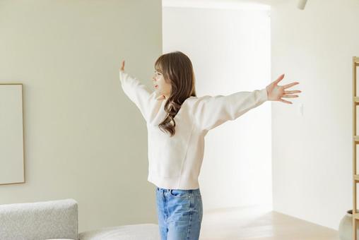 リビングでくつろぐ女性 リビングでくつろぐ女性 女性,人物,リビングの写真素材