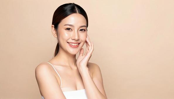 スキンケアする女性 保湿 美容 スキンケアする女性 保湿 美容の写真