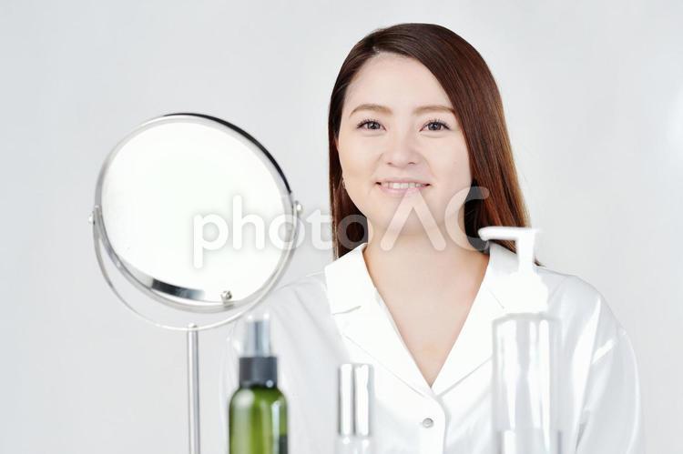鏡の前でスキンケアする日本人女性1 女性,スキンケア,メイクの写真素材