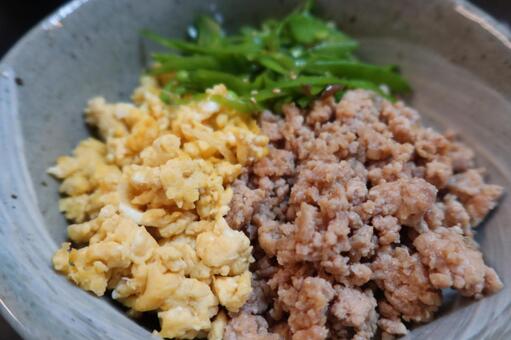 三色丼（肉のアップ） 丼,どんぶり,そぼろの写真素材