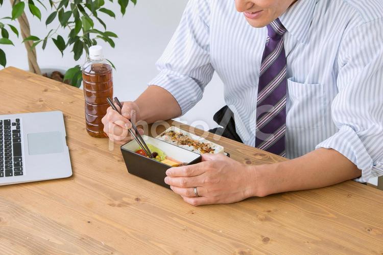 お弁当を食べる男性(笑顔) お弁当,ランチ,ビジネスマンの写真素材