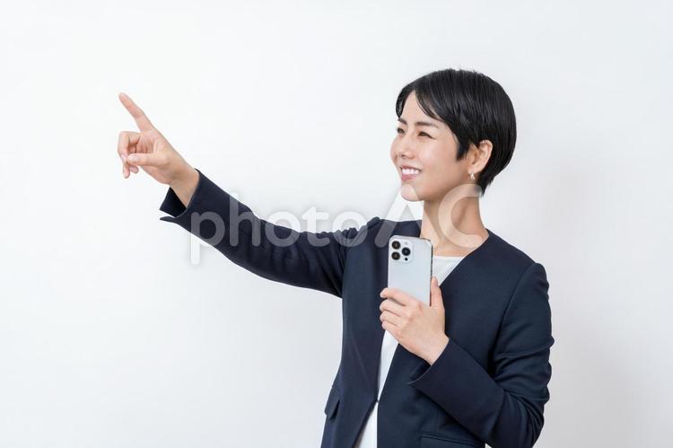 スマホを使うビジネスパーソン。 ビジネス,女性,ビジネスウーマンの写真素材
