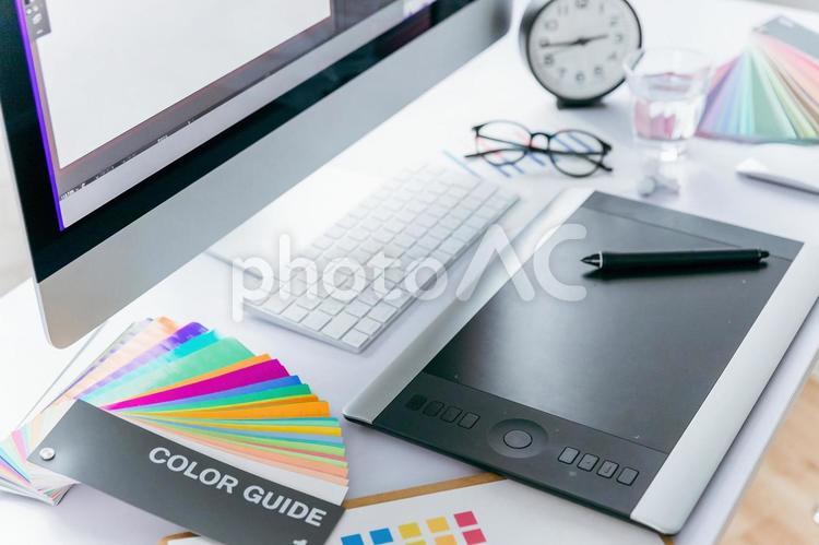 ペンタブで仕事するデザイナーのデスク ペンタブ,パソコン,オフィスの写真素材