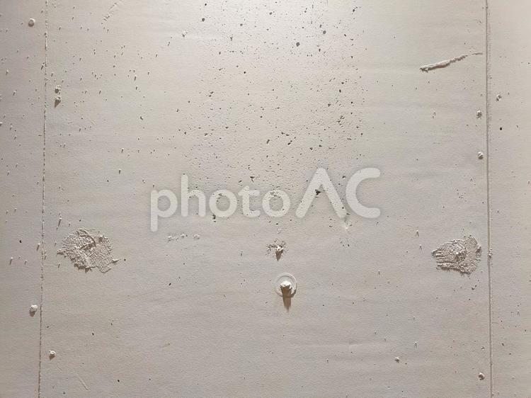  小さな穴や細かいでこぼこのある粗い白い壁 コンクリート,ピンスポット,穴の写真素材