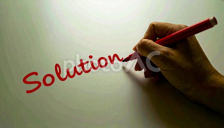 文字「Solution」と赤ペンで書く 解答,解決,赤ペンの写真素材