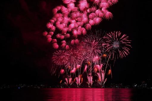 赤く染まる湖上打ち上げ花火/松江水郷祭 赤く染まる湖上打ち上げ花火/松江水郷祭 花火,花火大会,夏の写真素材