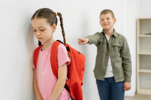 女の子をいじめる男の子 男の子,女の子,子どもの写真素材