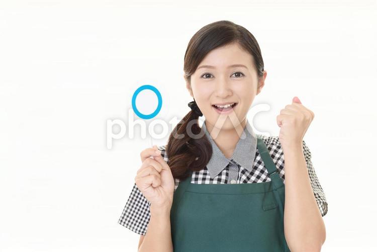 正解のマークを持つ笑顔の女性 女性,女,主婦の写真素材