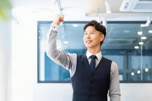 ガッツポーズをする笑顔の男性ビジネスマン ガッツポーズをする笑顔の男性ビジネスマン 男性,ガッツポーズ,笑顔の写真素材