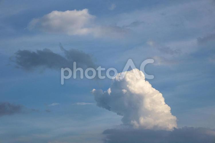 暗くなり初めの空と雲の画像 空,雲,夕暮れ時の写真素材