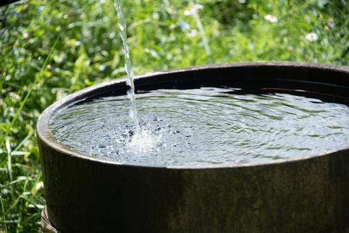 木樽にそそぐ水の光景 木樽にそそぐ水の光景の写真