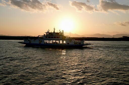 瀬戸内フェリー旅、夕陽の中をどんぶらこ 海,港,フェリーの写真素材