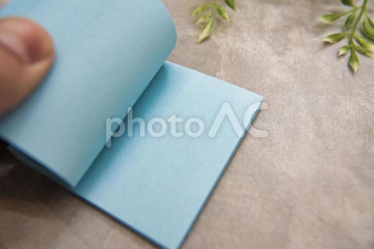 青い付箋をめくる メモ,付箋,メモ帳の写真素材
