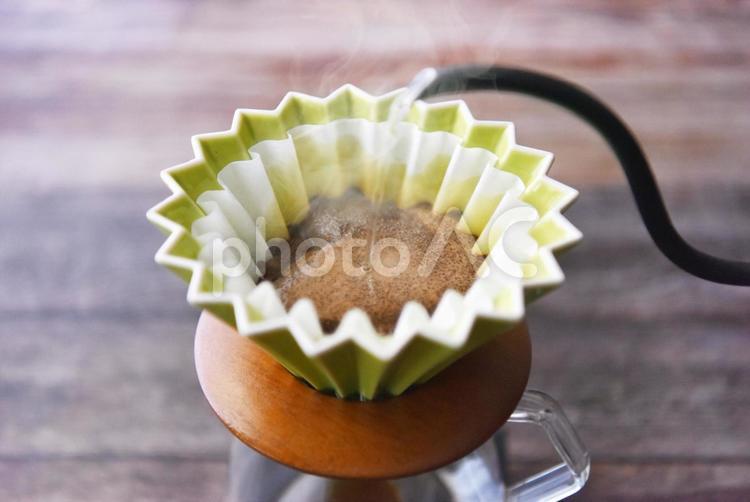 コーヒーにお湯をそそぐイメージ コーヒー,珈琲,コーヒー豆の写真素材