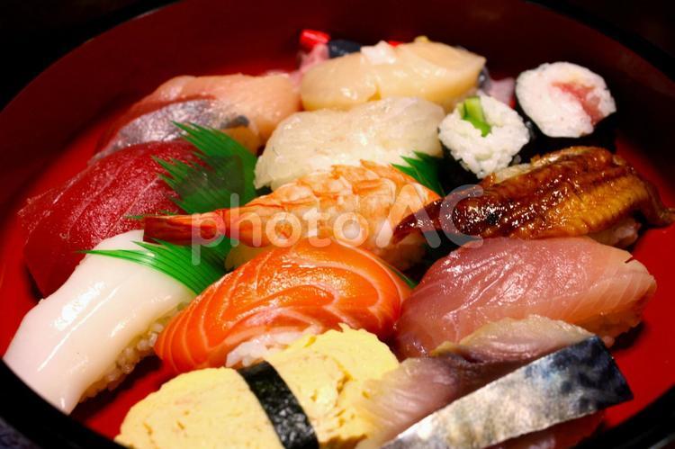 新鮮なネタの握り寿司と巻きずしが入った盛合せ一人前のイメージ素材 寿司,すし,鮨の写真素材