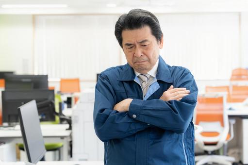 オフィスで働く作業服のミドルのエンジニア オフィスで働く作業服のミドルのエンジニアの写真