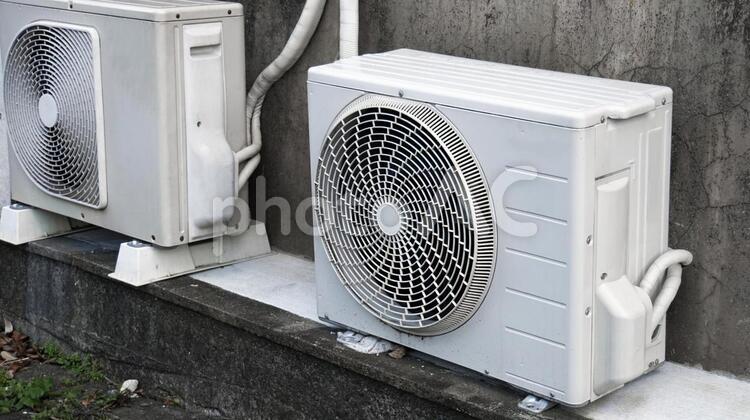 エアコンの室外機２つ 室外機,エアコン,換気の写真素材