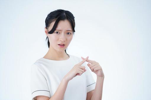女性が指をバツを出す 女性,バツ,ダメの写真素材