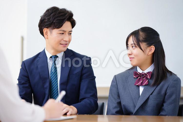 三者面談の生徒とお父さんと先生 塾,人物,女の子の写真素材