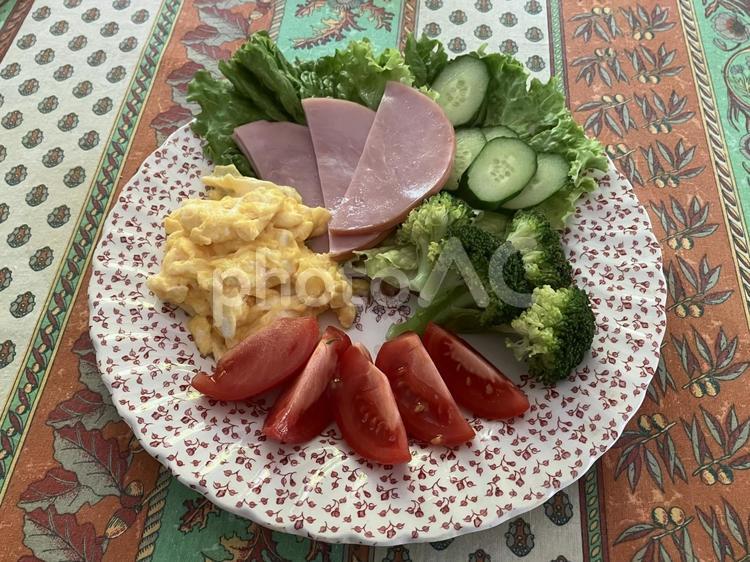 色とりどりのサラダ 家庭ご飯 - No: 32880760｜写真素材なら「写真AC」無料（フリー）ダウンロードOK