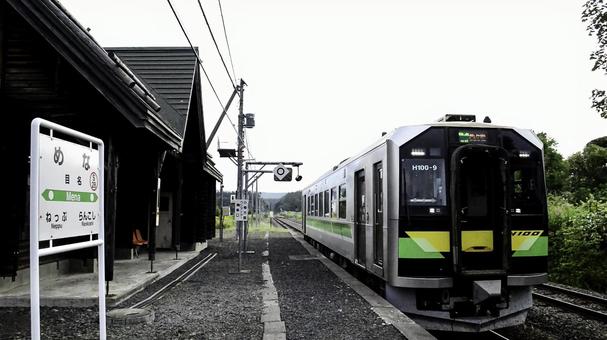 目名駅のH100型 目名駅のH100型 目名駅,h100型,駅名板の写真素材