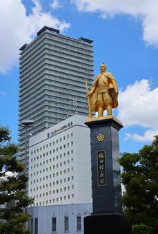 7月下旬のJR岐阜駅前の金色の織田信長像 7月下旬のJR岐阜駅前の金色の織田信長像 織田信長,金色,像の写真素材