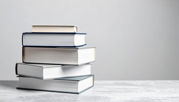 山積みの本のイメージ 積読 山積みの本のイメージ 積読の写真