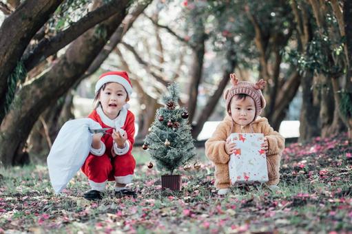 little santa and reindeer with presents, noël, arbre de noël, père noël, JPG