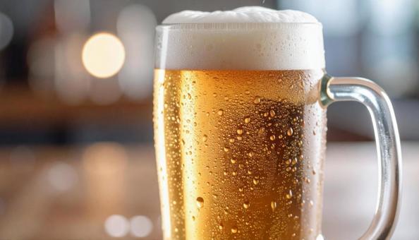 グラスに水滴がついた冷たいビール グラスに水滴がついた冷たいビールの写真