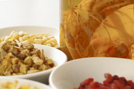 高麗人参の薬用酒と薬膳の食材 薬膳,漢方,和漢の写真素材
