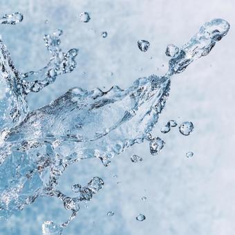 躍動感あふれる水の波紋と水しぶき 躍動感あふれる水の波紋と水しぶきの写真