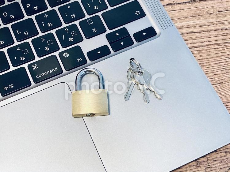 ノートPCと南京錠と鍵 南京錠,ロック,サイバーセキュリティの写真素材