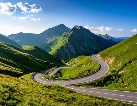 緑の山々を走る絶景道路 緑の山々を走る絶景道路の写真