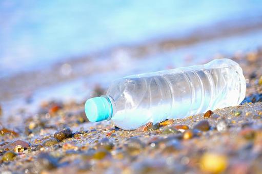 投げ捨てられたペットボトル② ペットボトル,ポイ捨て,海の写真素材
