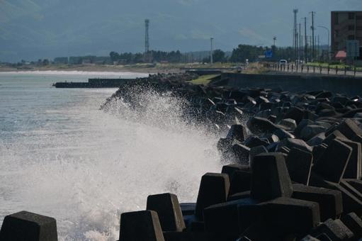 秋の浜辺の波しぶき 海,波,波しぶきの写真素材