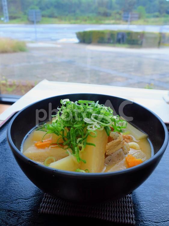 サービスエリアで食べる豚汁うどん 豚汁,うどん,食事の写真素材