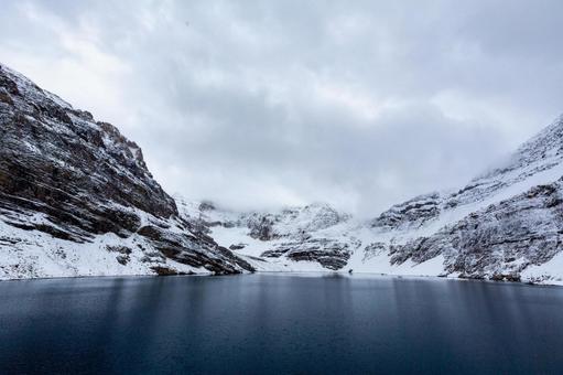 雪に包まれた静寂のマッカーサー湖 マッカーサー湖,カナディアンロッキー,雪の写真素材