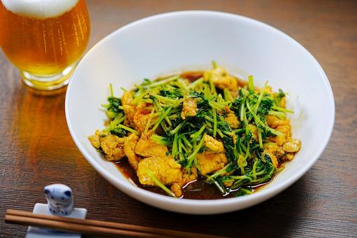 ビールと豆苗の炒め物 ビールと豆苗の炒め物 食事,食卓,晩酌の写真素材