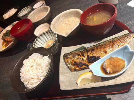 焼き魚御膳でランチタイム 焼き魚御膳でランチタイム ランチタイム,焼き魚,とろろご飯の写真素材