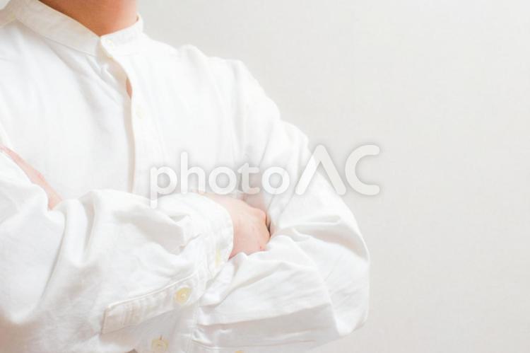 腕組みする美容スタッフのイメージ② 腕組み,腕を組む,考えるの写真素材