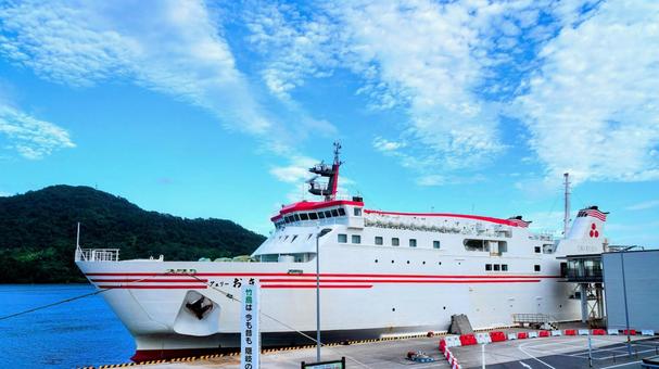 島根・隠岐道後の西郷港と本土を結ぶ船 隠岐,西郷港,フェリーの写真素材