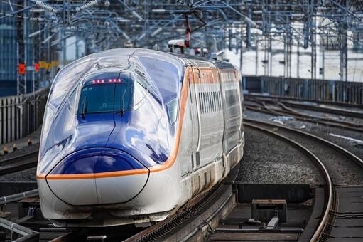 ホームを出発していく山形新幹線E8系 山形新幹線,新幹線,e8系の写真素材