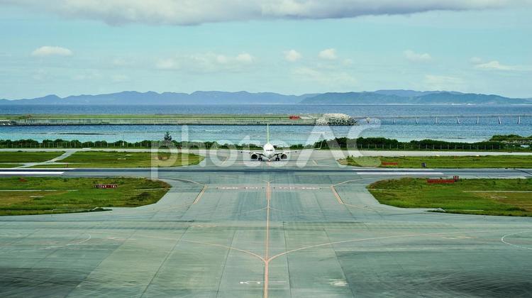 沖縄県那覇空港の滑走路を走行する飛行機 空港,飛行場,航空機の写真素材