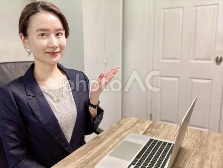 在宅勤務をするスーツの女性 女性,笑顔,案内の写真素材