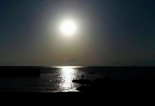 朝焼けの釣り人 釣り人,海,朝焼けの写真素材